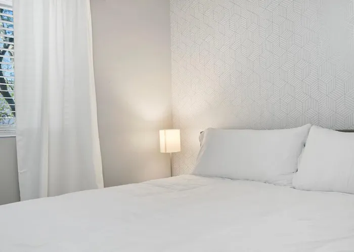 Apartment Modern 2b1b Hideaway In Old Town