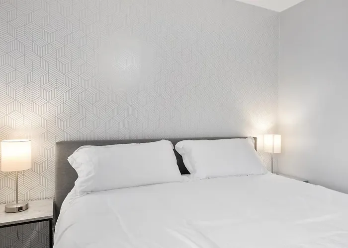 Modern 2b1b Hideaway In Old Town Apartment