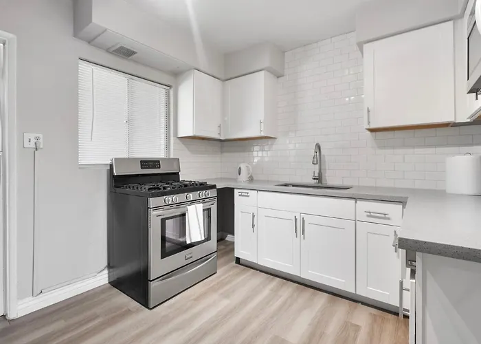 Apartment Modern 2b1b Hideaway In Old Town